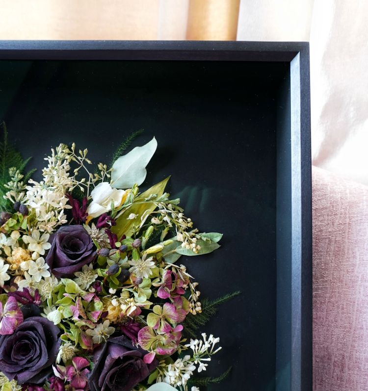 Black frame corner with bevelled edge